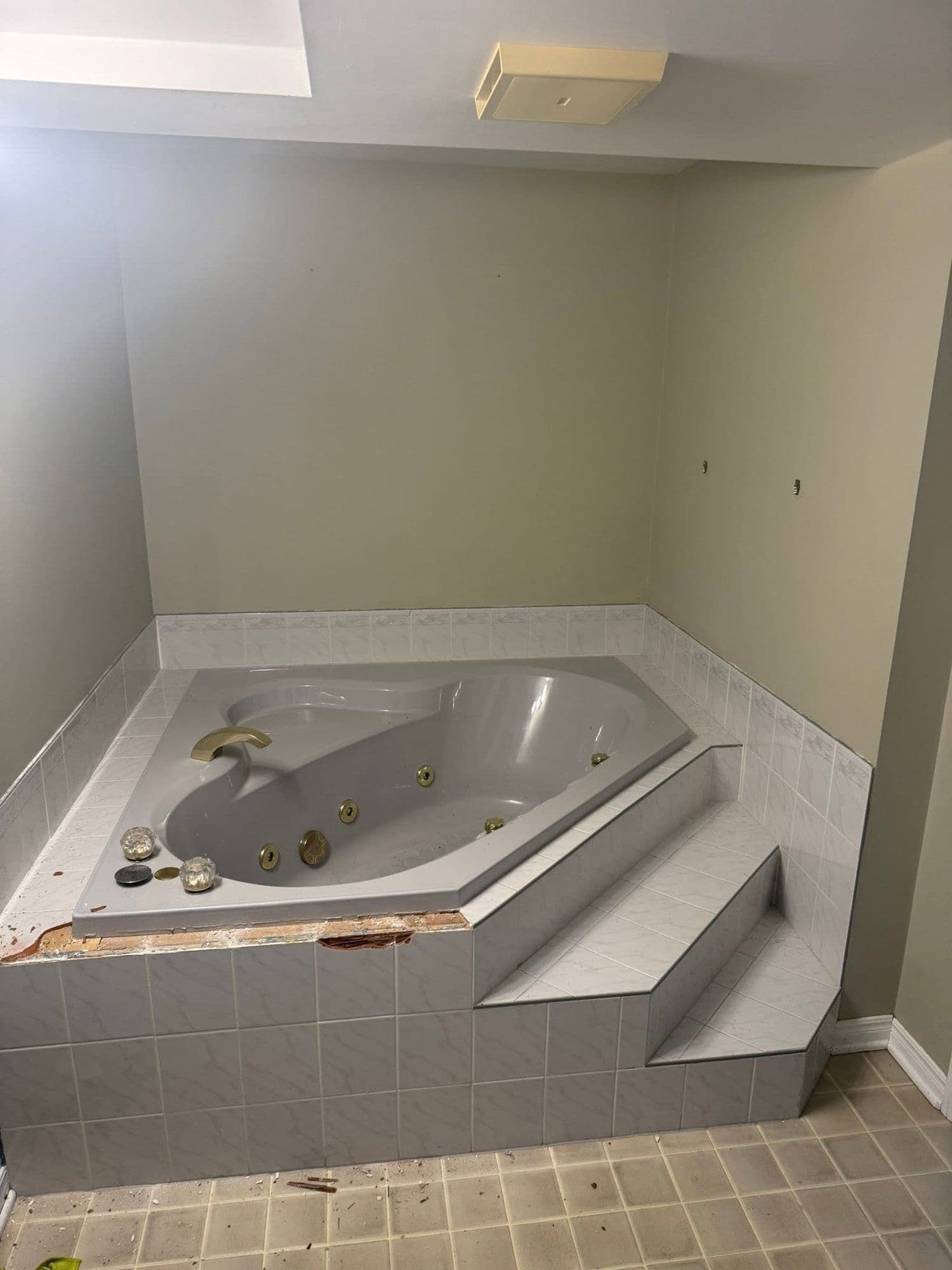 Original corner jacuzzi tub before renovation